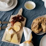 Jednostavan trik u kuhinji :Da li papir za pečenje, zaista, produžava svežinu siru?