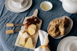Jednostavan trik u kuhinji :Da li papir za pečenje, zaista, produžava svežinu siru?