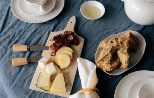 Jednostavan trik u kuhinji :Da li papir za pečenje, zaista, produžava svežinu siru?