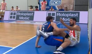 Kalinićev kurcšlus: Prvo tukao igrača Zlatibora, a posle stigao do tribine i krenuo na navijača! (VIDEO)