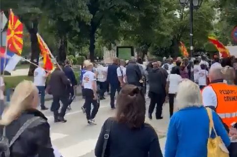 Skup podrške Vučiću u Kumanovu: Okopilo se 2.000 ljudi, vijore se zastave Srbije i Severne Makedonije