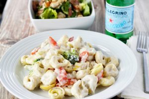 Prolećna salata sa tortelinama: Zavodljivog ukusa sa bogatim dresingom (RECEPT+VIDEO)