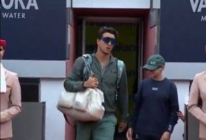 Druže, sram te bilo: Bahati “žabar” razbesneo sve – Zar ovako sa dečkićem koji mu pruža ruku (VIDEO)