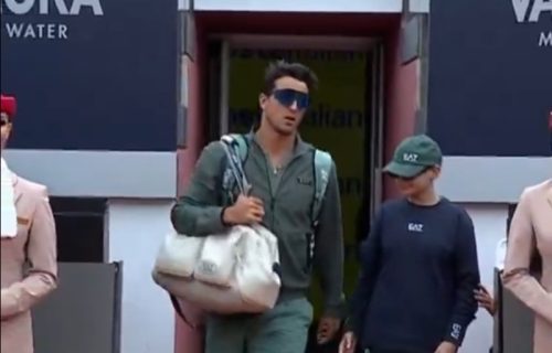 Druže, sram te bilo: Bahati "žabar" razbesneo sve - Zar ovako sa dečkićem koji mu pruža ruku (VIDEO)