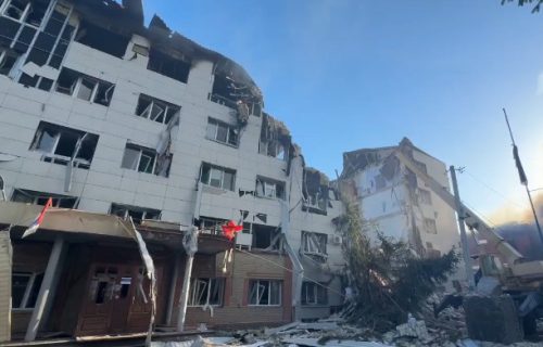 Ukrajina pogodila dronom objekat sa 86 dece: Povređeno najmanje 35, nastavlja se potraga među ruševinama