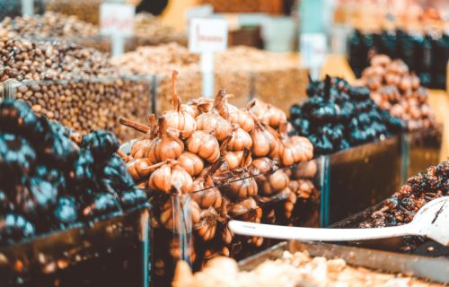 Beli luk, crne boje: Fermentisana superhrana, osvaja svet gastronomije i nutricionizma
