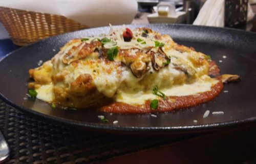 Patlidžan pečen u foliji sa parmezanom i belim lukom, na grčki način (RECEPT)