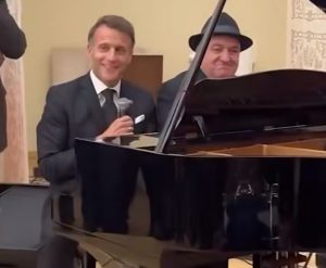 Makron zapevao u Jermeniji: Premijer Pašinjan na bubnjevima, predsednik Hačaturijan svirao klavir (VIDEO)