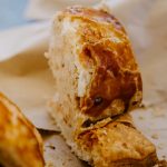 Jednostavan hlepčić od lisnatog testa: Savršeno mekan i lisnat (RECEPT+ VIDEO)