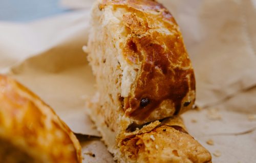 Jednostavan hlepčić od lisnatog testa: Savršeno mekan i lisnat (RECEPT+ VIDEO)