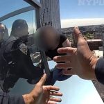 Snimak sa ivice ambisa: Ovim rečima su hrabri policajci odvratili ženu od skoka sa 58. sprata (VIDEO)