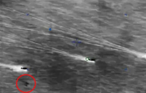 NLO nadleće iranske čamce!? Pentagon objavio bizarne snimke, na jednom F-16 obara neobičan objekat
