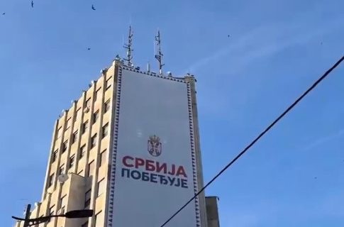 Skinut transparent "Srbija pobeđuje" sa Palate Albanija: Alpinisti sa neophodnom opremom uklonili baner