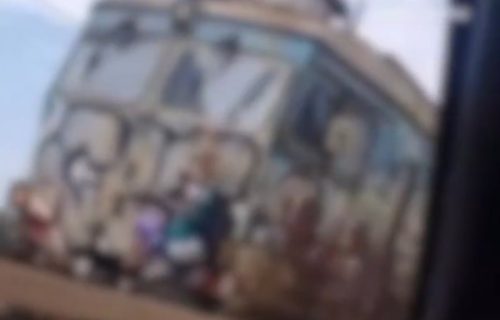 Jeziv snimak sa Pančevačkog mosta: Devojčica visi sa voza u pokretu i snima selfi