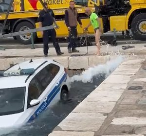 Bizarna drama u Hrvatskoj: Policajac skoknuo do bankomata, auto mu završio u moru (VIDEO)