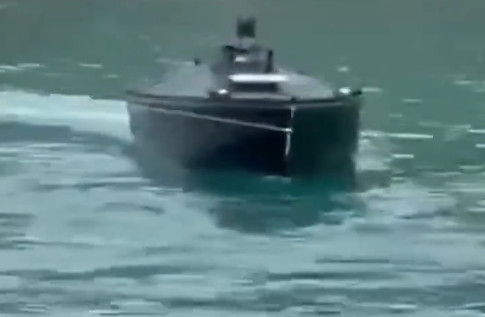 Uzbuna na Lefkadi: Ribar primetio čudan crni čamac, odmah se aktivirala vojska (VIDEO)