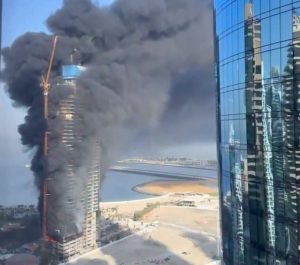 Plamen guta ceo neboder: Stravične scene u Dubaiju (VIDEO)