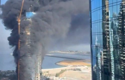 Plamen guta ceo neboder: Stravične scene u Dubaiju (VIDEO)