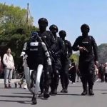 Robot patrolira sa specijalcima i pozdravlja građane: Nestvarna scena u Kini deluje kao svakodnevnica