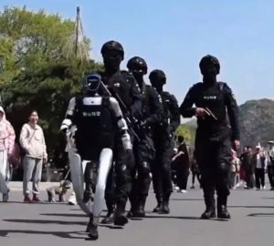 Robot patrolira sa specijalcima i pozdravlja građane: Nestvarna scena u Kini deluje kao svakodnevnica