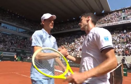 Snimak koji se vrti svetom: Evo kako je prvi teniser sveta izbačen sa Rolan Garosa (VIDEO)