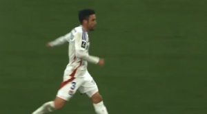 Kakva faca: Poznati fudbaler otvorio pakovanje i ugledao svoju sličicu – Reakcija je urnebesna (VIDEO)