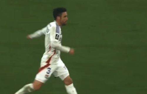 Kakva faca: Poznati fudbaler otvorio pakovanje i ugledao svoju sličicu - Reakcija je urnebesna (VIDEO)