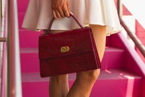 Žena privedena jer je “klevetala” tuđu tašnu po Instagramu: Pretila joj kazna od 125.000 evra