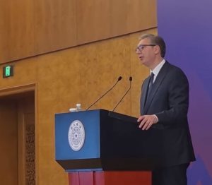 Treći dan posete Kini: Vučić održao govor na Univerzitetu Ćinghua, Si mu poklonio grumen zemlje sa Meseca