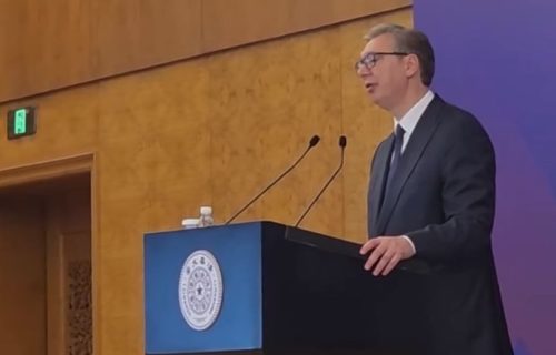 Treći dan posete Kini: Vučić održao govor na Univerzitetu Ćinghua, Si mu poklonio grumen zemlje sa Meseca