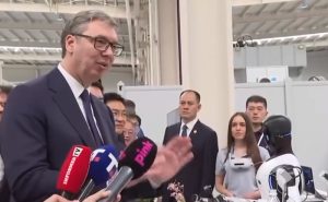 Vučić obišao inovacioni centar Minth-a: Pričao sa mladim Srbima koji tamo uče, roboti igrali moravac