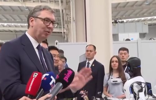 Vučić obišao inovacioni centar Minth-a: Pričao sa mladim Srbima koji tamo uče, roboti igrali moravac