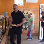 "Posle Kine, krenuo u narod“: Vučić svratio do pekare u Crepaji, dao ocenu bureku (VIDEO)
