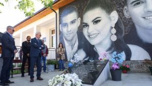 Položili vence i zapalili sveće: Zvezda odala počast žrtvama masakra u Duboni i Malom Orašju