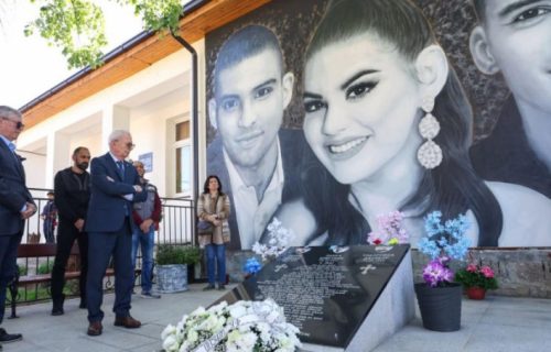 Položili vence i zapalili sveće: Zvezda odala počast žrtvama masakra u Duboni i Malom Orašju