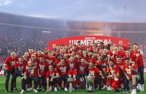 Šampionska žurka na "Marakani": Zvezda podigla pehar pre utakmice sa OFK Beogradom (VIDEO)