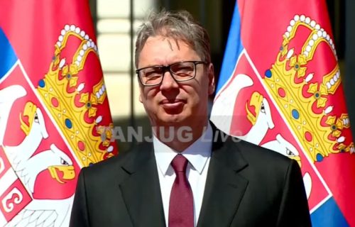 Vučić stigao u Tbilisi: Svečani doček za predsednika Srbije, Gruzija okićena srpskim zastavama (VIDEO)