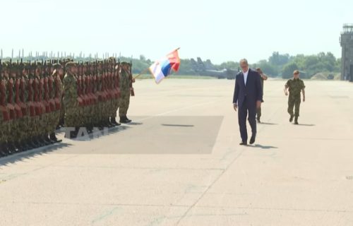 (UŽIVO) Vučić na prikazu novog naoružanja Vojske Srbije: Predsednik Srbije stigao na aerodrom u Batajnici