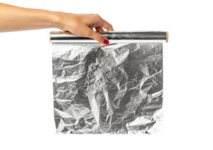 Jednostavan trik koji tera neželjene goste iz dvorišta: Potrebna vam je samo aluminijumska folija