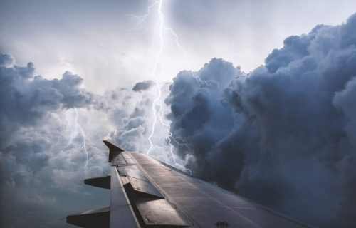 Turbulencija u avionu mnogima izaziva strah: Stjuardesa otkrila kako da ostanete mirni tokom leta