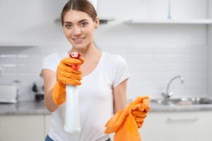 Pločice iznad šporeta mogu ponovo da zablistaju: Domaći sprej za masnoću koji se pravi za tri minuta