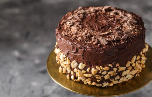 Čokoladna torta sa kikirikijem bez pečenja: Poslastica bez veštačkog šećera za uživanje sa porodicom