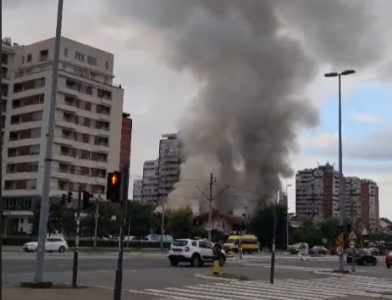 Požar u tržnom centru Enjub: “Nema povređenih civila, dva vatrogasca lakše povređena”