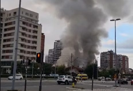 Požar u tržnom centru Enjub: "Nema povređenih civila, dva vatrogasca lakše povređena"