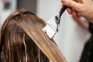 Koliko puta godišnje je bezbedno farbati kosu: Dermatolog upozorava na rizike i daje jasna pravila