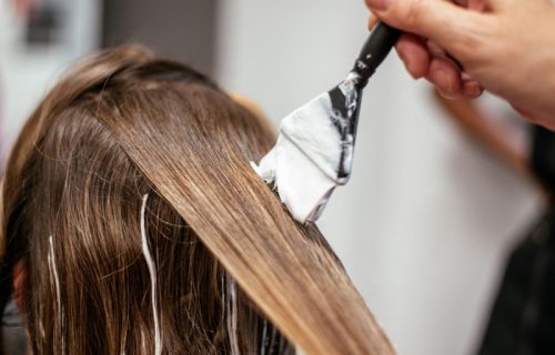 Koliko puta godišnje je bezbedno farbati kosu: Dermatolog upozorava na rizike i daje jasna pravila