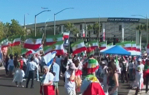 Dirljiv prizor: Iranski navijači podigli transparent koji je rasplakao celu planetu (VIDEO)