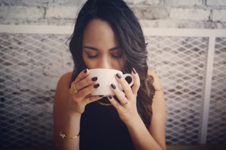 Da li kafa stvarno razbuđuje? Odgovor nije tako jednostavan kao što mislimo