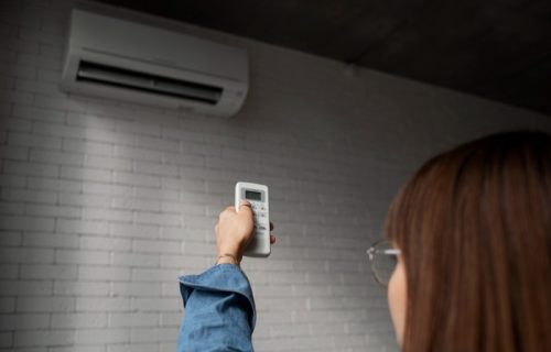 Voda iz klime ne mora da završi u odvodu: Može da sačuva biljke, olakša čišćenje i produži vek pegle