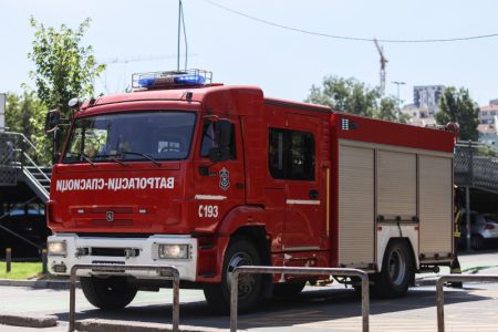 Drama na Novom Beogradu: Dečak upao u jarugu, preko njega se survala stena